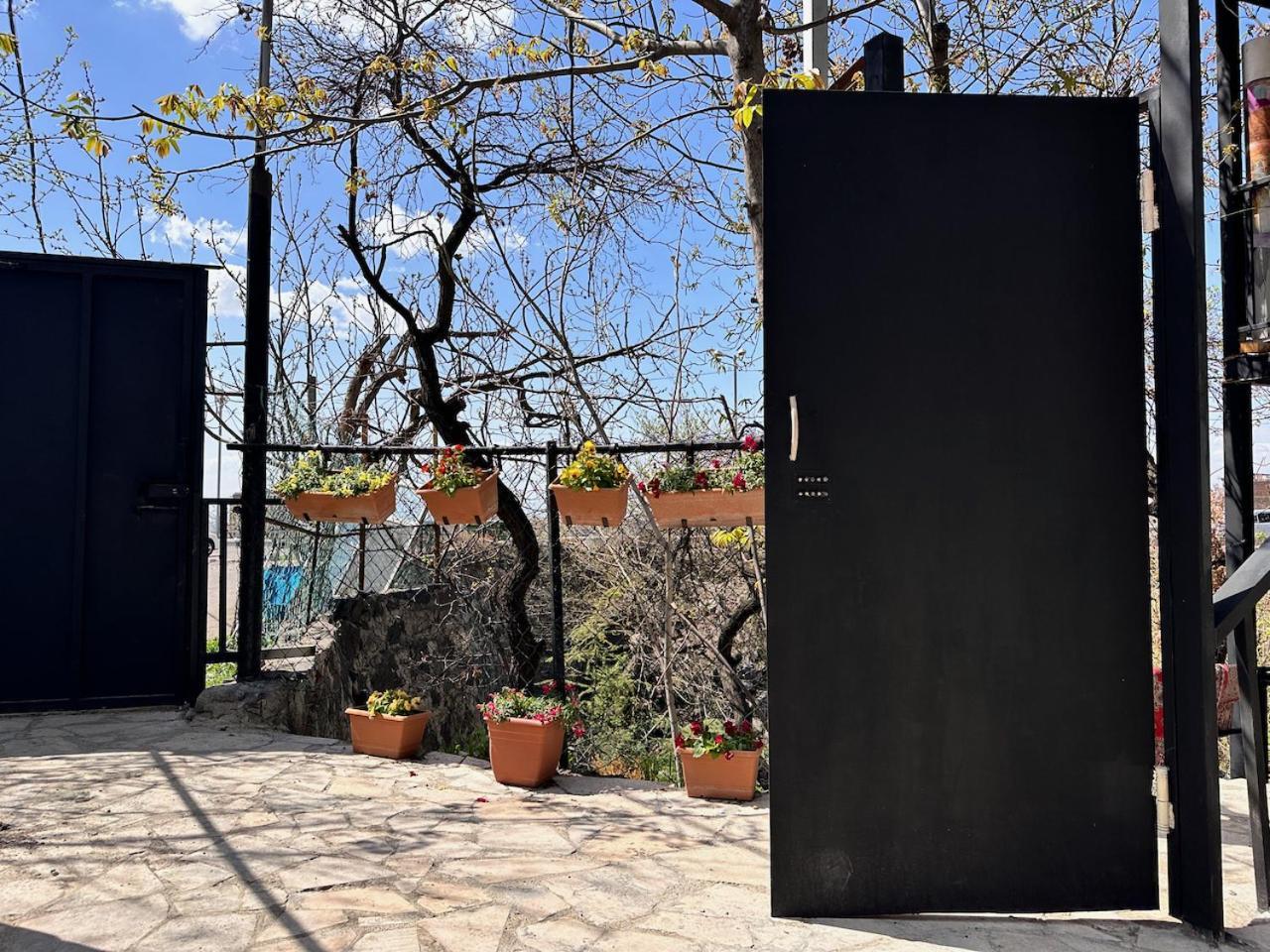 Cosy Studio With Beautiful Garden Erevan Exterior foto